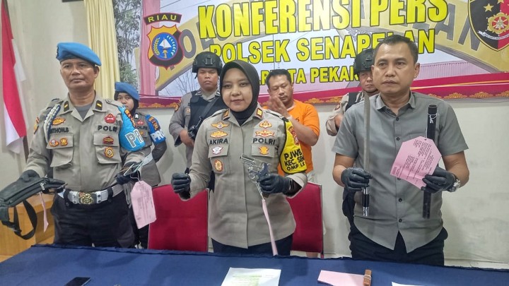 Kapolsek Senapelan AKP Akira Ceria mengamankan pecatan polisi terkait narkoba dan Senpi