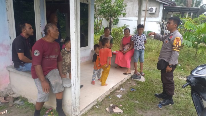 Bhabinkamtibmas Polsek Mandau Eratkan Tali Silaturahmi Dengan Warga, Himbau Tidak Golput