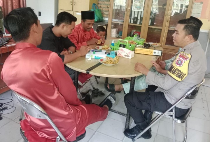 Polisi Laksanakan Giat Sambang untuk Menjaga Kamtibmas Menjelang Pilkada di Kampung Sungai Tengah