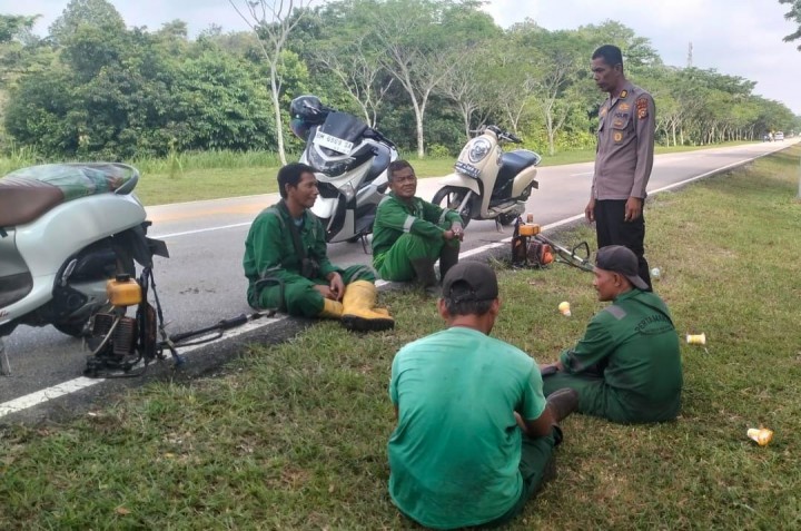 Cooling sistem Pilkada Damai Kanit Binmas Polsek Siak Himbau Petugas kebersihan kota Siak Agar Jaga Kekompakan