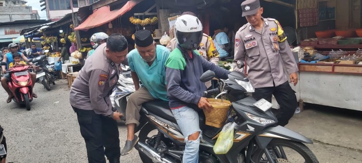 Polsek Mandau Bantu Warga Sakit agar Dapat Hadiri Pencoblosan Pilkada 2024 Nantinya