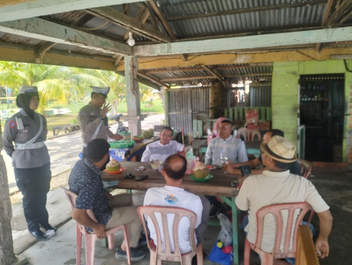 Di Pantai Indah Selatbaru, Satlantas Polres Bengkalis Imbau Keselamatan Berlalu Lintas dan Dukung Pilkada Damai 2024