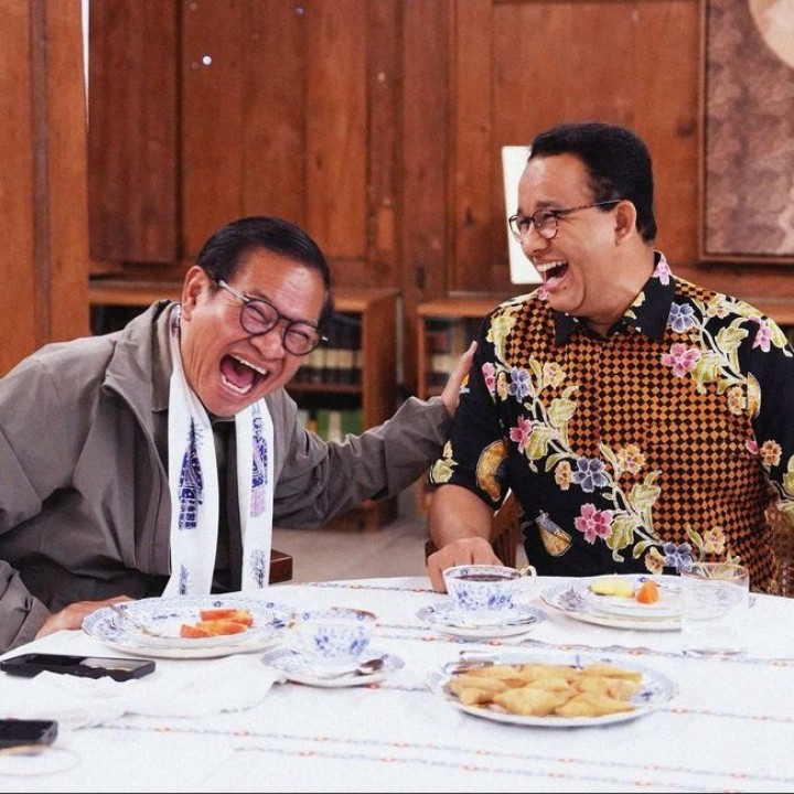 Pasangan calon Pilgub Jakarta nomor urut 3, Pramono Anung-Rano Karno, bertemu dengan eks Gubernur DKI Jakarta Anies Baswedan. Ketiganya tertawa lepas saat bertemu di kediaman Anies. Pertemuan Anies dengan Pramono-Rano diunggah Anies di akun media sosialnya, Jumat (15/11/2024). Pertemuan berlangsung 