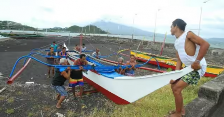 Warga Filipina melarikan diri Saat Topan Super Man-yi mendekat /AFP