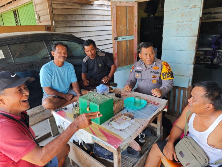 Sambil Ngopi Dengan Warga , Bhabinkamtibmas Sampaikan Hal Positif