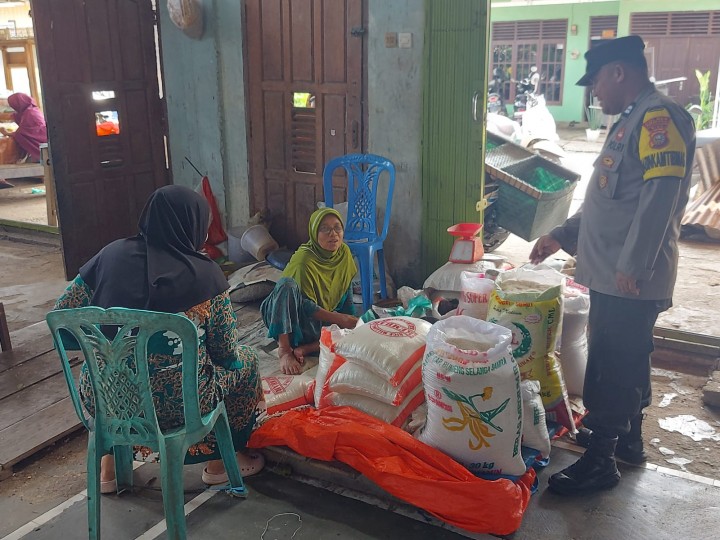  Polsek Rambah Lakukan Giat Sambang Cooling System di Pasar Gor Desa Koto Tinggi