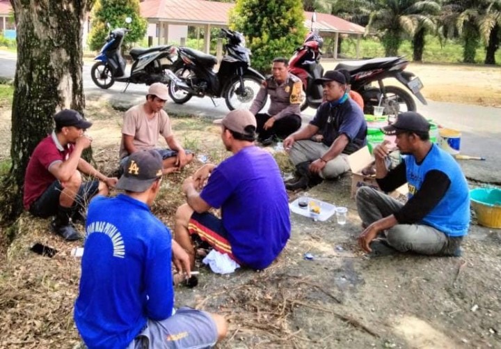 Sambangi Warga Personil Polsek Bungaraya Ajak Warga Tetap Jaga Kerukunan Jelang Pilkada 2024