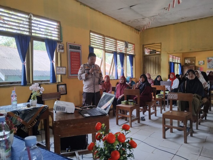 Jadi Narasumber Giat Wali Murid SDN 15 Desa Sawit Permai, Bhabinkamtibmas Sampaikan Pesan Pilkada Damai 