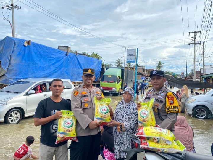 Kapolsek Rambah Hilir Berikan Bantuan Sembako Kepada Warga Terdampak Banjir