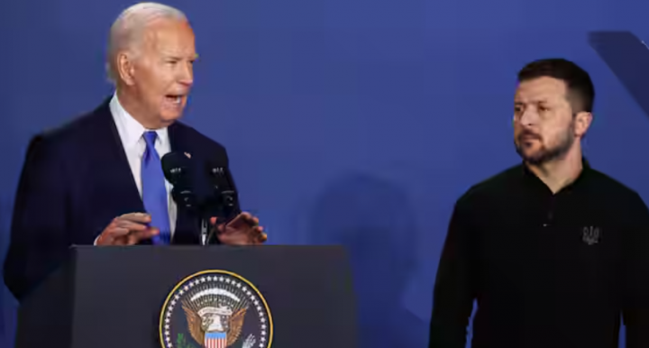 Presiden AS Joe Biden dan Presiden Ukraina Volodymyr Zelensky berbagi panggung /Reuters