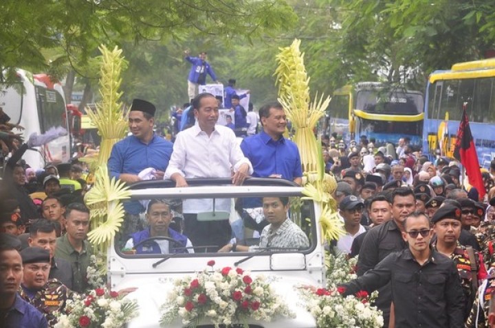 Jokowi Jadi Jurkam Ahmad Luthfi-Yasin di Jateng, Rocky Gerung: Bukan Negarawan, Hanya Politisi. 