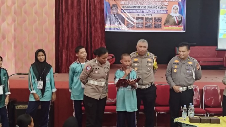 TIM POLICE GOES TO SCHOOL: DITLANTAS POLDA RIAU EDUKASI GENERASI Z TERTIB BERLALU LINTAS & ANTI HOAKS