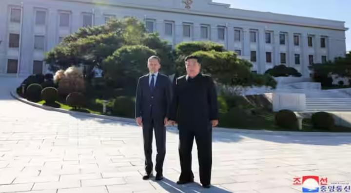 Gambar yang diambil pada 18 November 2024 dan dirilis dari Kantor Berita Pusat Korea Utara (KCNA) resmi Korea Utara melalui KNS pada 19 November 2024 menunjukkan pemimpin Korea Utara Kim Jong Un (kanan) berpose dengan Menteri Sumber Daya Alam dan Ekologi Rusia Alexander Kozlov di markas besar Komite