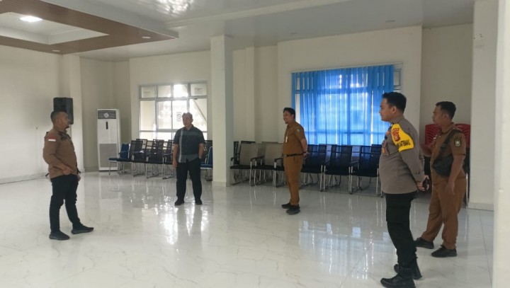 Polsek Pinggir Cek Kondisi Gudang Penyimpanan Logistik di Kantor Camat Talang Muandau