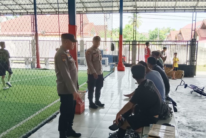 Polsek Mandau Legakan Dahaga Masyarakat Usai Olahraga Dengan Kampanye Pilkada Damai 2024