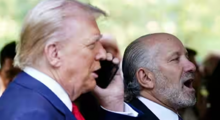 Howard Lutnick, CEO Cantor Fitzgerald dan mantan Presiden AS dan kandidat presiden dari Partai Republik Donald Trump (kiri) menghadiri upacara peringatan 23 tahun serangan teror 11 September di World Trade Center di Ground Zero, di New York City pada 11 September 2024 /AFP