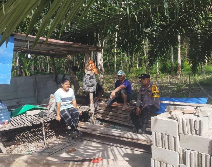 Duduk Bersama Warga Binaannya, Bhabinkamtibmas Polsek Rupat Utara Sampaikan Pesan Ini