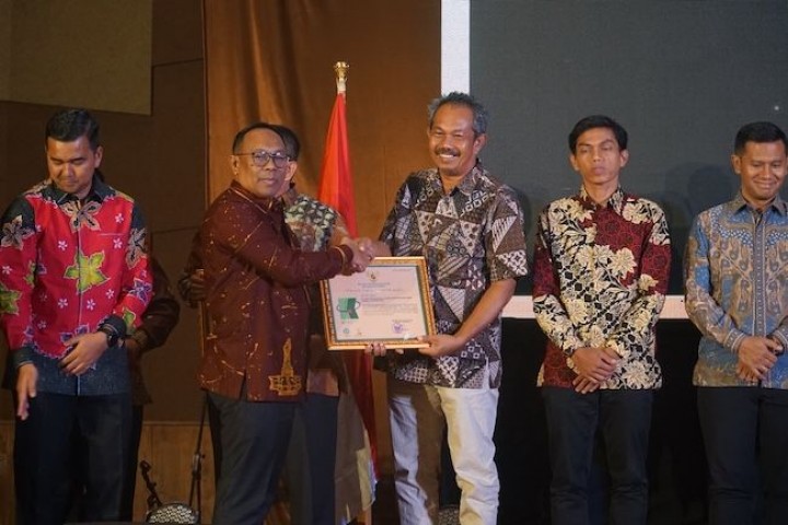 Pj Gubernur Riau (Gubri) Rahman Hadi menyerahkan penghargaan Kategori 'Kecelakaan Nihil' (Zero Accident Award) untuk RAPP Forestry Blok Teso, yang diterima oleh Estate Manager Blok Tesso, Budi Waskito.