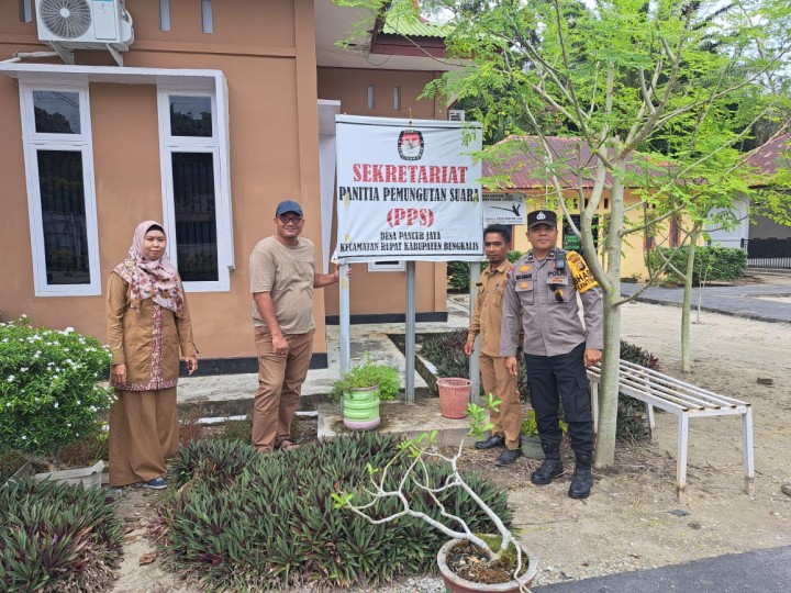 Pilkada Semakin Dekat Bhabinkamtibmas Lakukan Cek Gedung Logistik