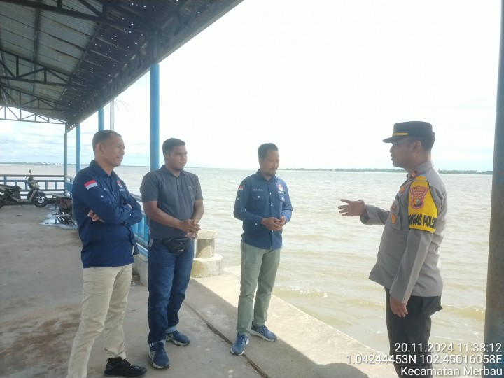 Kapolsek Merbau Dan PPK Cek Pendistribusian Logistik Di Pelabuhan Kuala Asam Dan Pelabuhan Barang