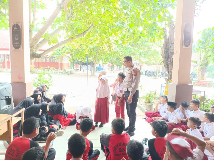 Aipda Riduan Zainal Ajak Siswa SDN 22 Bathin Solapan Cinta Keselamatan Berlalu Lintas