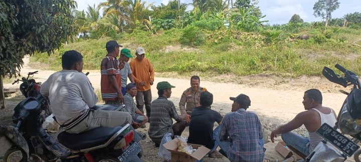 Personil Polsek Pinggir Giat Jum'at Curhat