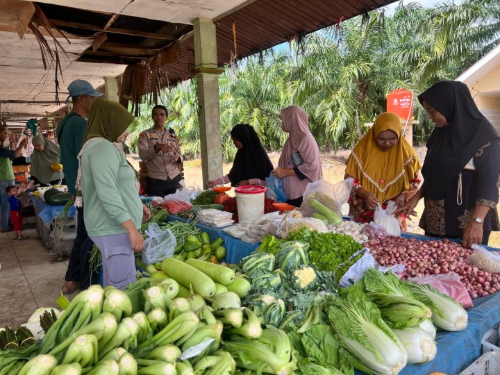 Polsek Rupat Kunjungi Pasar Mingguan Himbauan Pilkada Aman dan Damai 2024