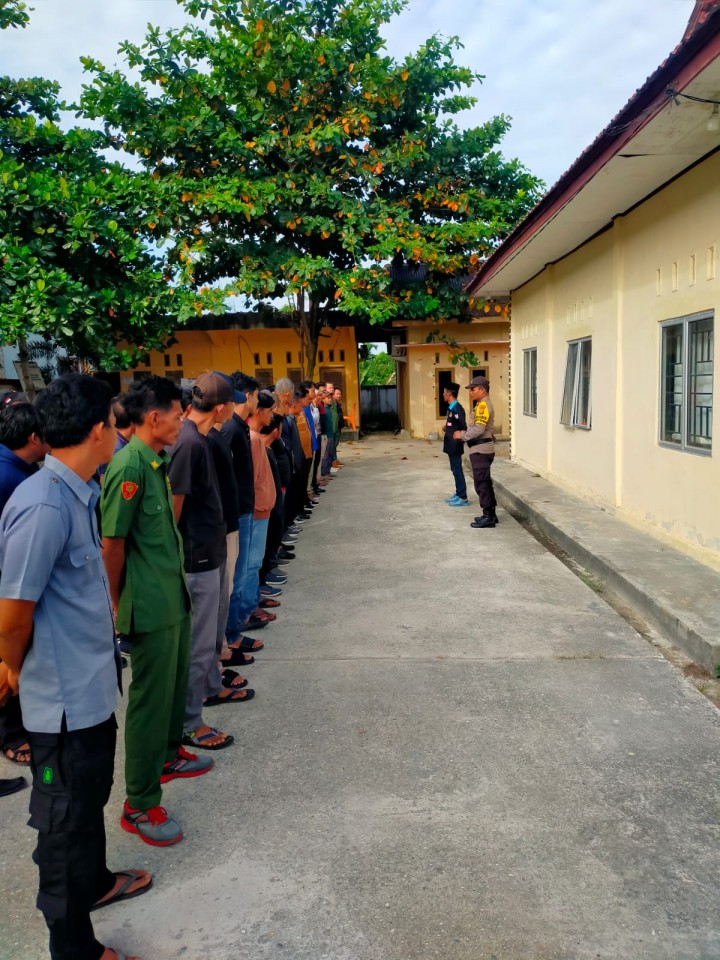 Bhabinkamtibmas Balai Makam Beri Wejangan Kepada Anggota KPPS Jelang Pilkada Serentak