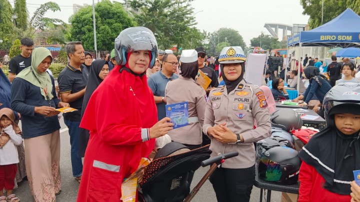 Edukasi di Tengah Keramaian, Tim Cooling System Ditlantas Polda Riau Serukan Tertib Lalu Lintas dan Pilkada Damai di CFD Pekanbaru