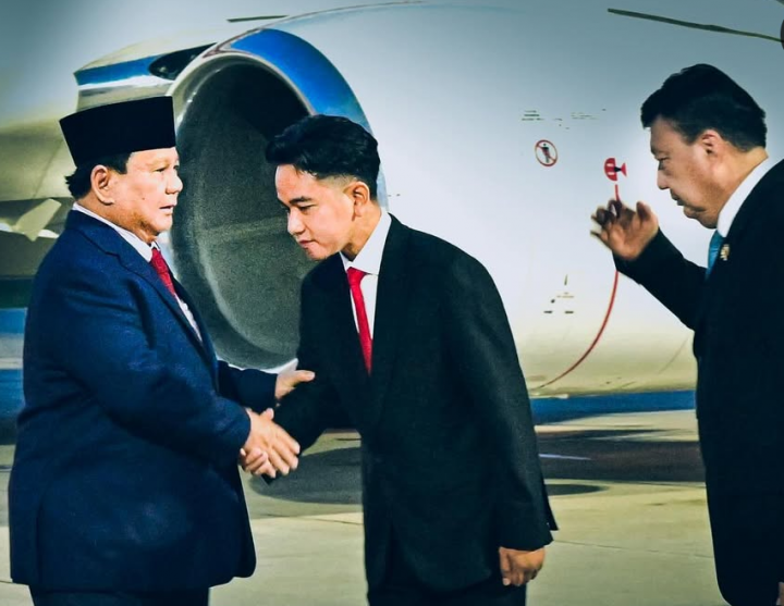 Wakil Presiden Gibran Rakabuming Raka menyambut kedatangan Presiden RI Prabowo Subianto. Sumber: Harian Disway