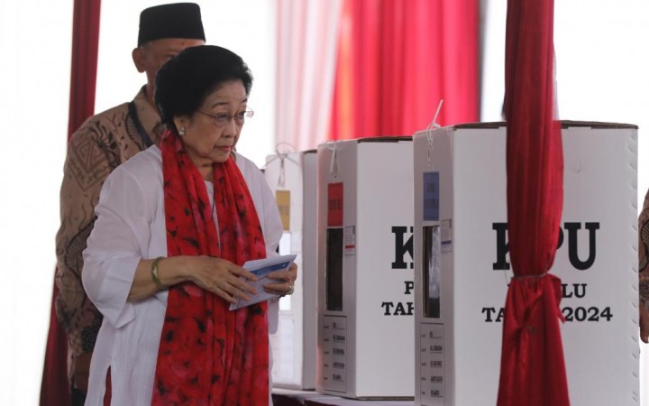 Ketum PDIP Megawati Soekarnoputri nyoblos. Sumber: Rakyat Merdeka