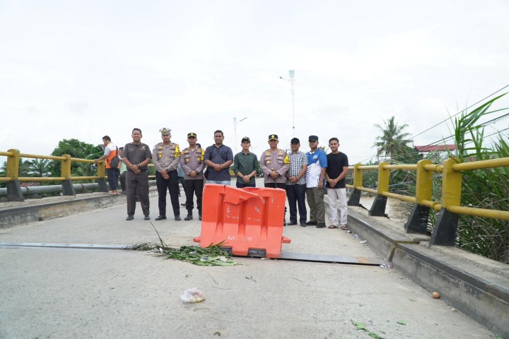 Kapolres Rokan Hulu, AKBP Budi Setiyono, S.I.K., M.H., langsung turun ke lokasi untuk memantau kondisi jembatan pada Rabu, 13 November 2024.