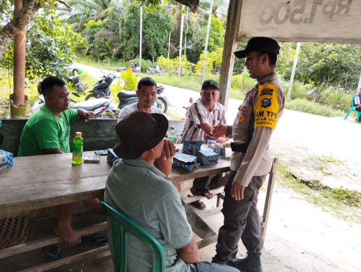 Bhabinkamtibmas Kampung Pangkalan Makmur Imbau Warga Jaga Kamtibmas dan Keamanan Lingkungan di Masa Tenang Pilkada Serentak