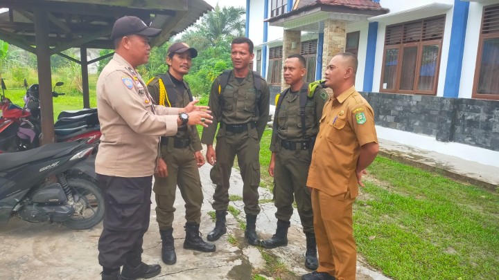 Giat Cooling System Bhabinkamtibmas Aipda Aliyudin SH Ajak Warga Jaga Keamanan dan Tidak Sebar Berita Hoaks