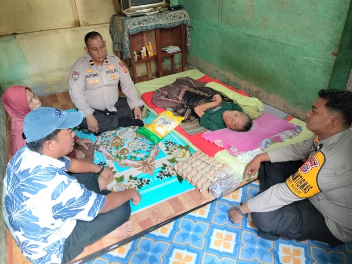 Panit Binmas Bersama Bhabinkamtibmas Cooling System Ke Rumah Warga Dan Pemberian Sembako