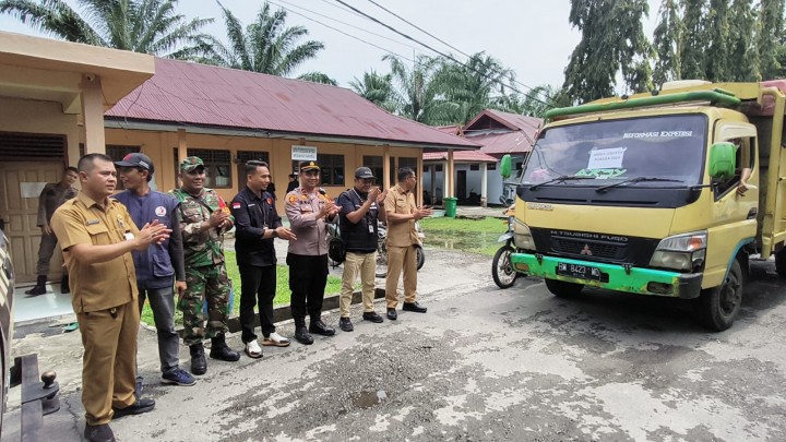 Kapolsek siak kecil, PPK  dan Panwas Lepas Pendistribusian Logistik ke Desa Desa