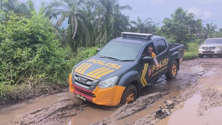 Sisir Jalan Rusak Berlumpur, Mobil Patroli Polsek Siak Kecil Kawal Penyaluran Logistik Pilkada 2024 Di Desa Terpencil