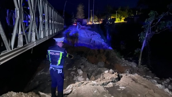 Jalan Lintas Riau-Sumbar Putus Total, Kini Jalan Dialihkan ke Jalur Fungsional. 