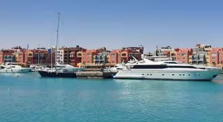 Kapal pesiar dan perahu berlabuh di marina di resor Laut Merah Mesir Hurghada setelah sebuah kapal wisata tenggelam di lepas pantai Laut Merah /Reuters