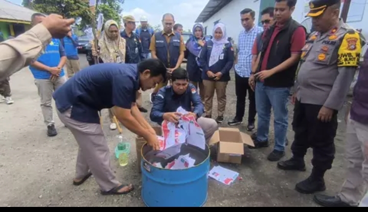 KPU Pekanbaru melakukan pemusnahan surat suara 