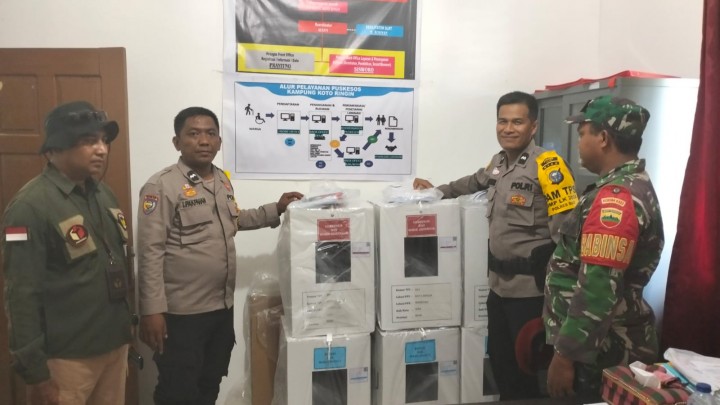 Pengawalan dan Pengamanan Pendistribusian Logistik Pilkada Serentak di Kecamatan Mempura, Kabupaten Siak