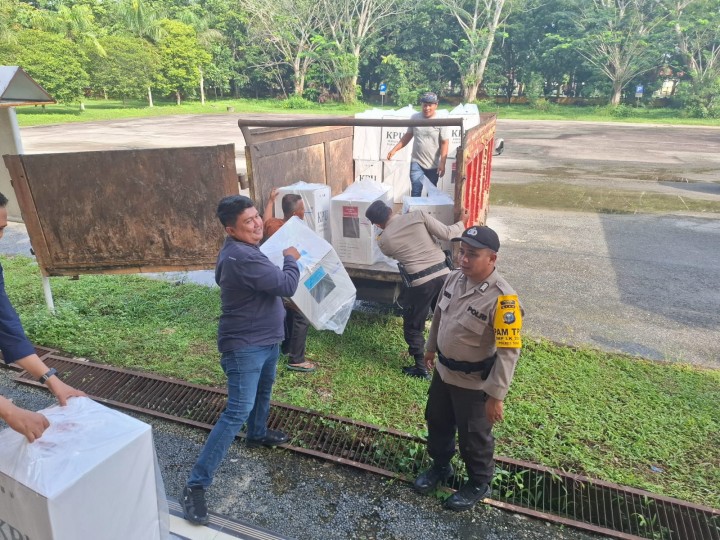 Pengawalan dan Pengamanan oleh Personil Polsek Siak dalam Pergeseran Logistik Surat Suara di Kecamatan Siak