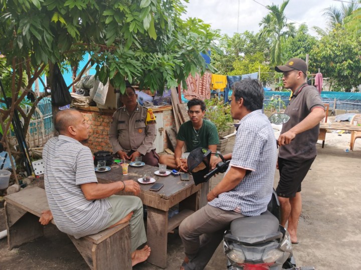 Ciptakan Kondisi Yang Aman Saat Pelaksanaan Pencoblosan. Bhabinkamtibmas Minta Warga Tetap Jaga Kamtibmas