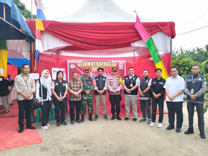 Kapolsek Pinggir Kompol Darmawan Langsung Turun ke Lapangan Melakukan Pengamanan Pemungutan Suara  Pilkada