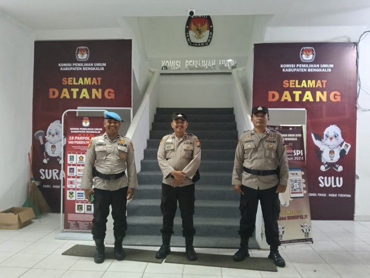 Personel Polres Bengkalis Melakukan Pengamanan di Kantor KPU