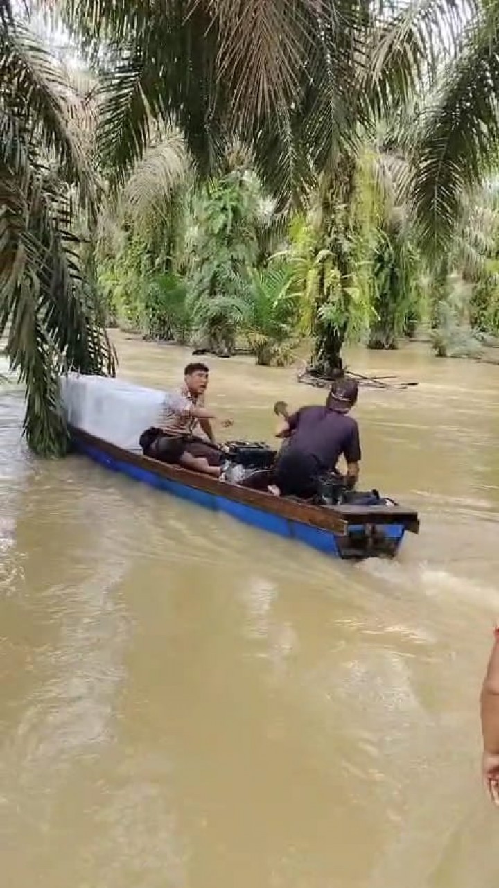 Melawan Arus Yang Deras TNI - POLRI Kawal Logistik Pilkada Di Wilayah Banjir Kecamatan Kunto Darussalam