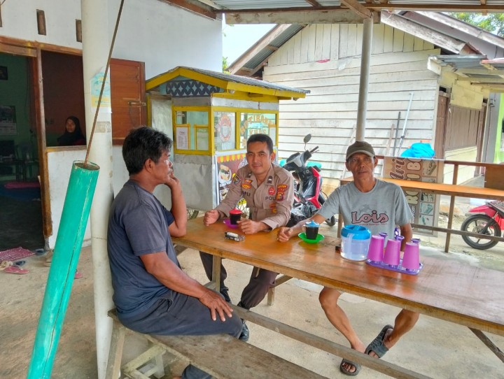 Bhabinkamtibmas Desa Pangkalan Makmur Dayun Berikan Edukasi kepada Warga Terkait Hasil Pilkada Kabupaten Siak