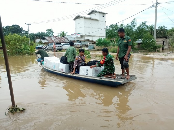 Pendistribusian Logistik Pilkada Tahun 2024 Dari PPS Desa Rantau Binuang Sakti Dan PPS Desa Ulak Patian Ke PPK Kecamatan Kepenuhan