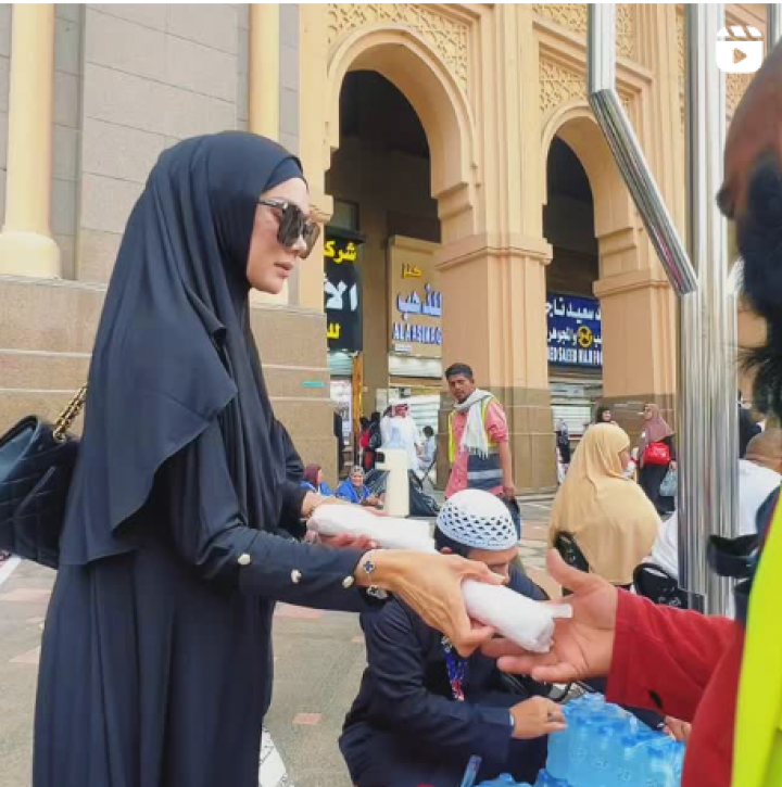 Aksi Mulan Jameela Bagi-bagi Makanan di Makkah Tuai Pujian dari Warganet. 