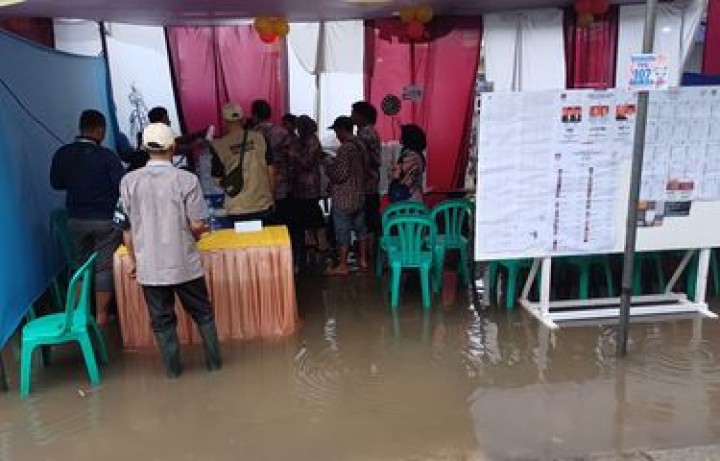 Tempat Pemungutan Suara (TPS) diterjang banjir. Sumber: kompas.com